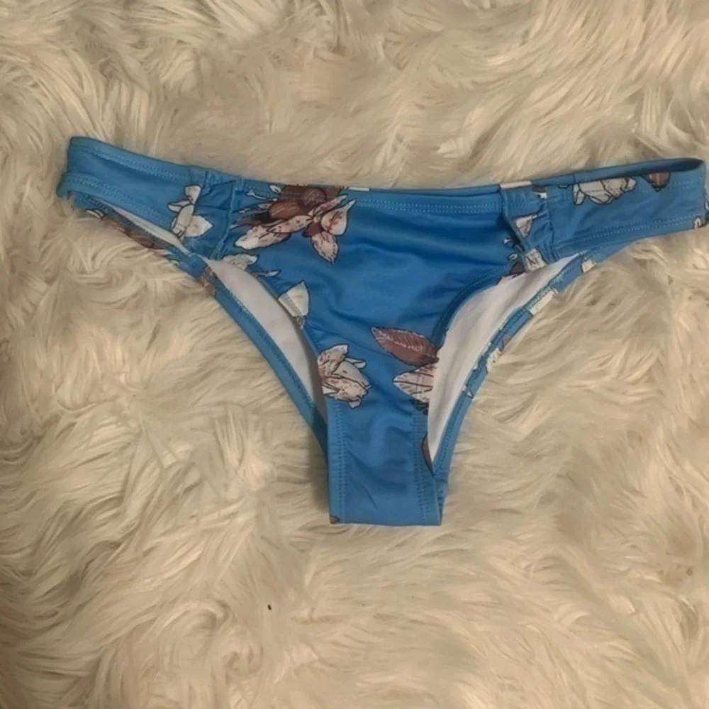 Nasty Gal Blue Floral Ruffle Bikini‎ Set Size Small